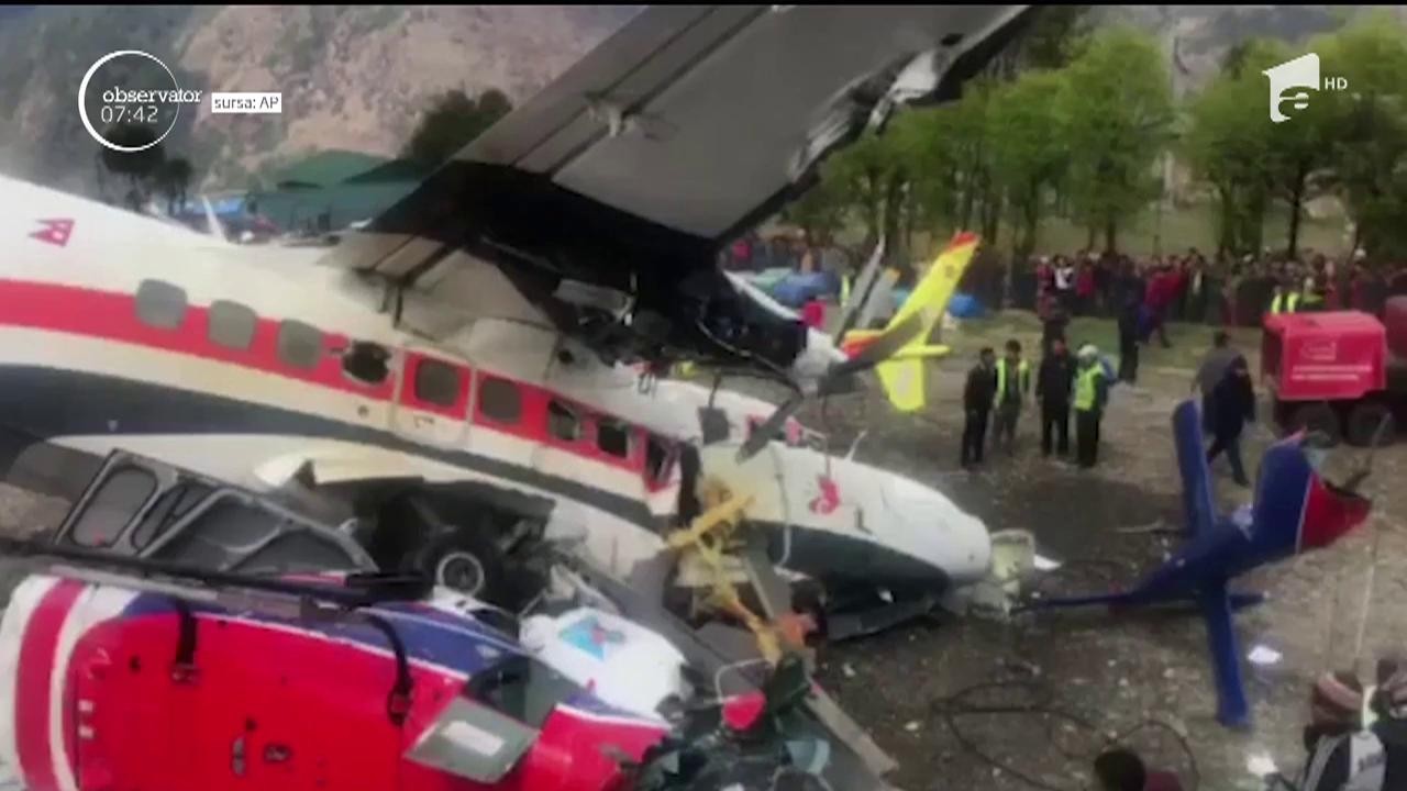 Tragedie aviatică &icirc;n Nepal, pe unul dintre cele mai periculoase aeroporturi din lume. Trei oameni au murit după ce un avion de mici dimensiuni a lovit un elicopter