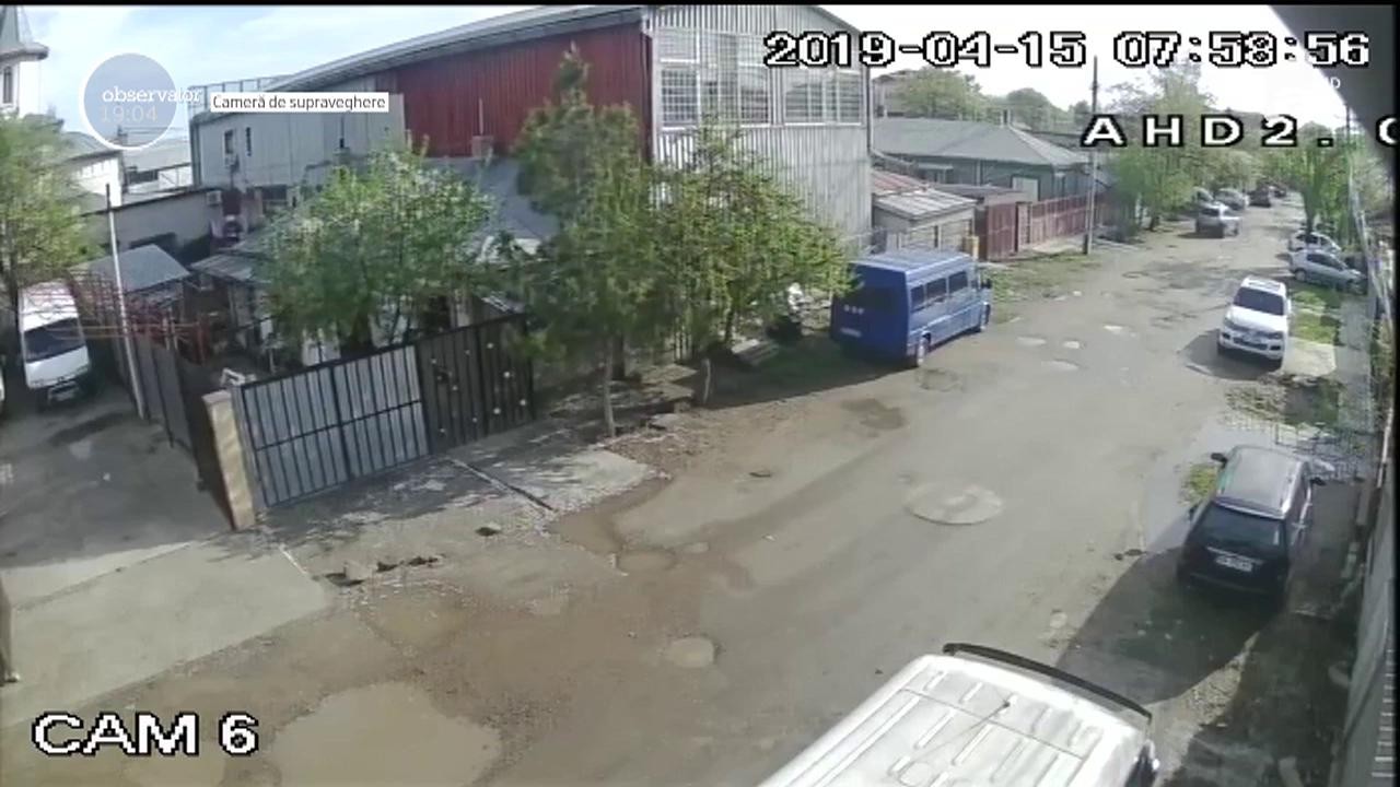 Jaf ca-n filme la Brăila, surprins de camerele de supraveghere. Doi bărbaţi &icirc;narmaţi au furat jumătate de milion de lei