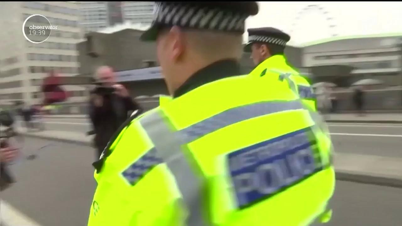 Protestatari ecologişti aplaudaţi ca nişte eroi &icirc;n timp ce erau &icirc;ncătuşaţi de poliţie, la Londra