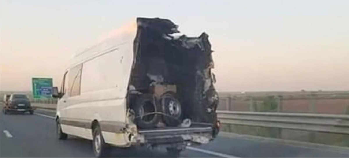Un rom&acirc;n a traversat două ţări cu un microbuz care arată ca după bombardament
