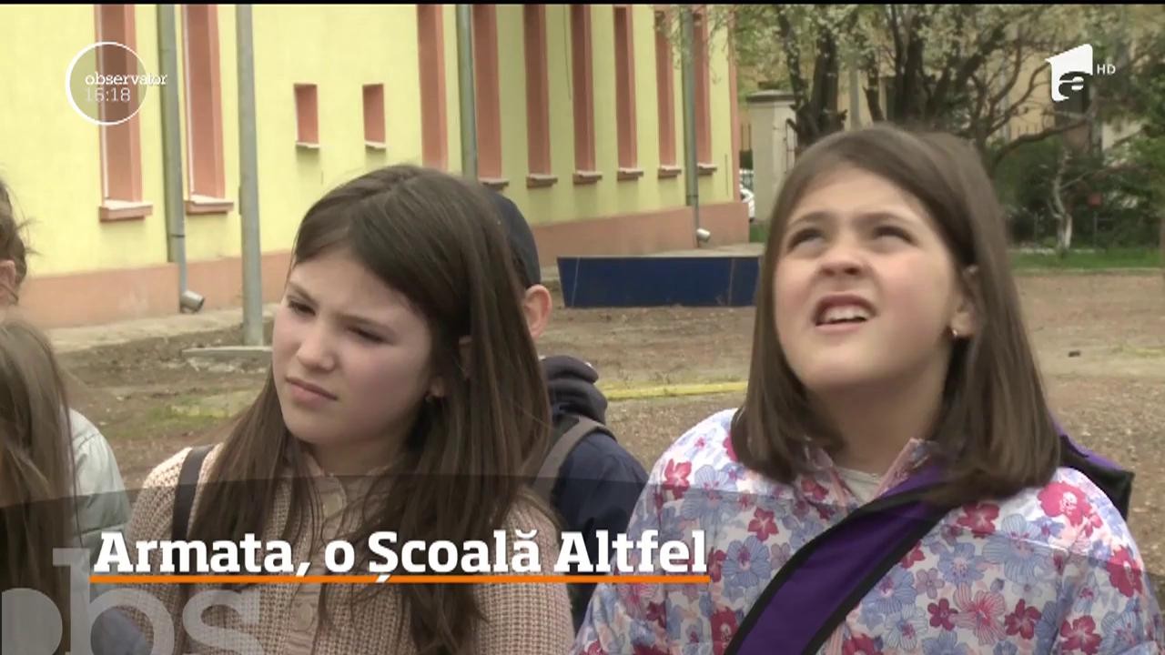 Mii de copii au trecut pragul Academiei Forţelor Terestre Nicolae Bălcescu din Sibiu, &icirc;n cadrul programului "Şcoală Altfel"