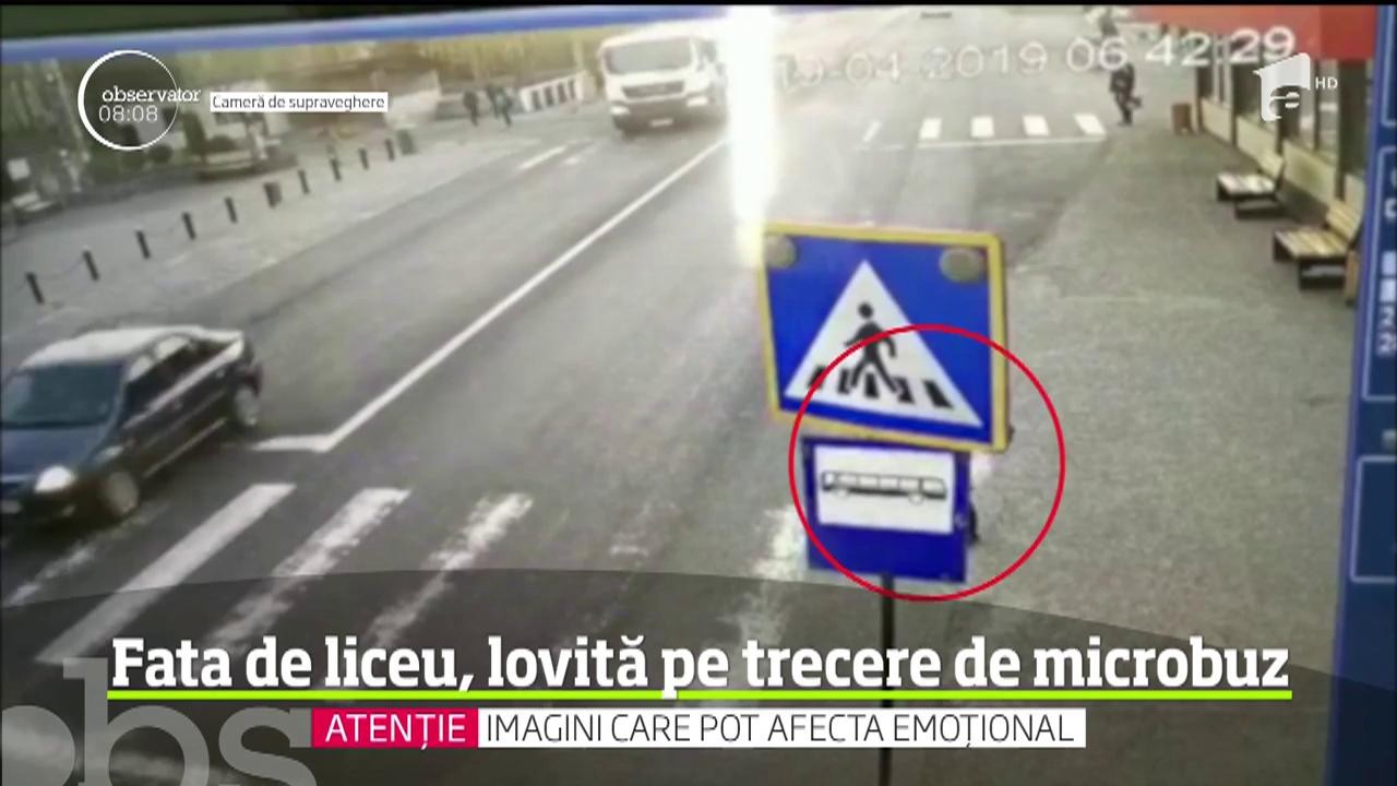 Fată de liceu, lovită pe trecere de microbuz, &icirc;n Bistriţa
