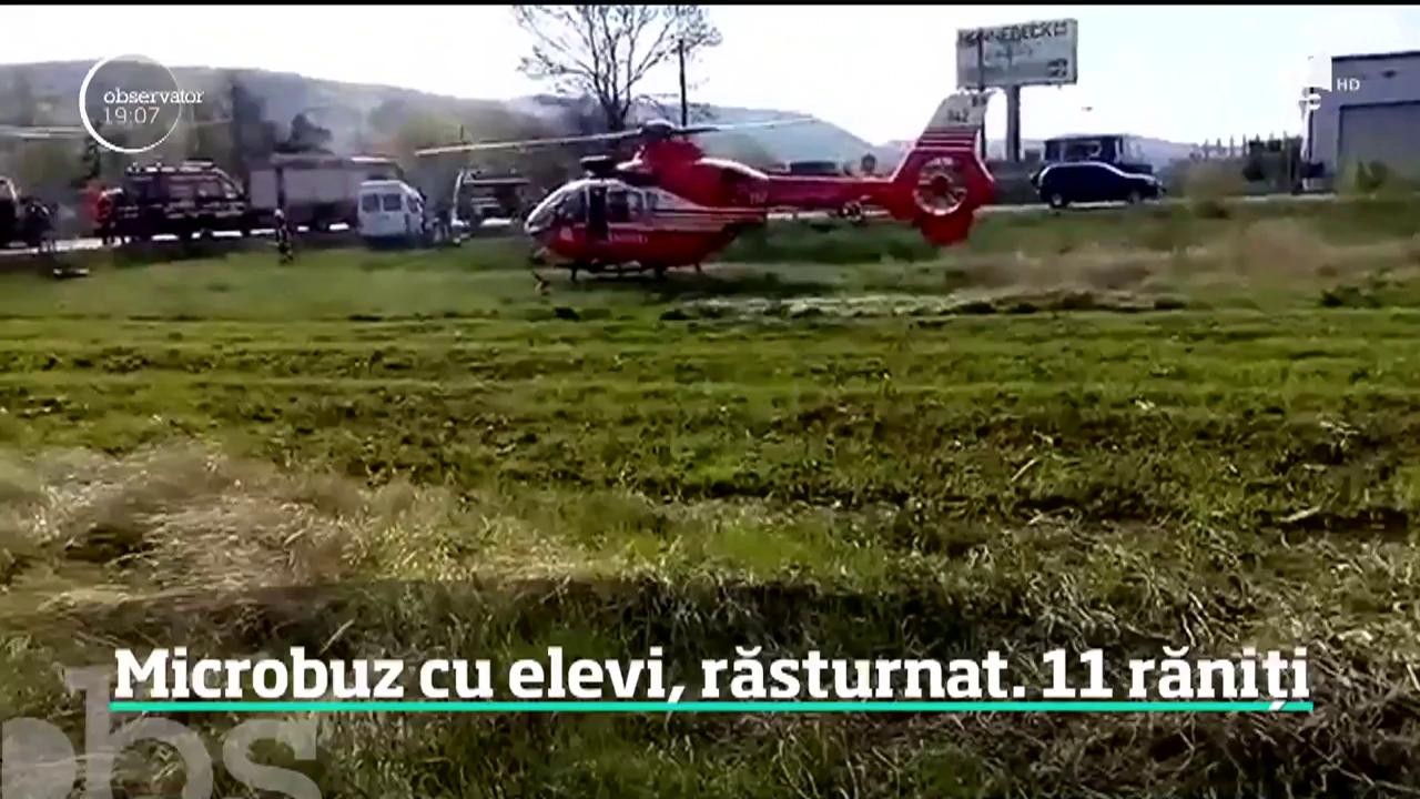 Microbuz plin cu elevi, răsturnat pe un c&acirc;mp din judeţul Cluj. 11 pasageri, printre care şi opt copii, au fost răniţi