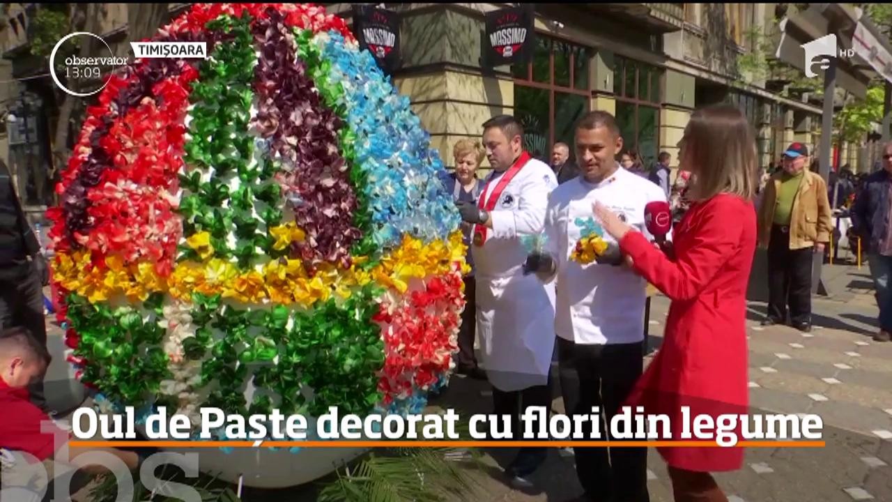Ou de Paște uriaş, decorat cu flori din legume. Acesta se află &icirc;n centrul orașului Timişoara