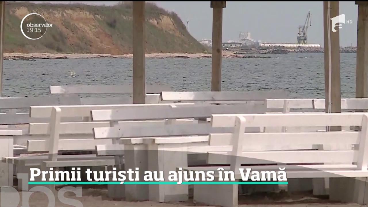 Mai sunt trei zile p&acirc;nă la minivacanţă, dar la malul mării au apărut primii turişti