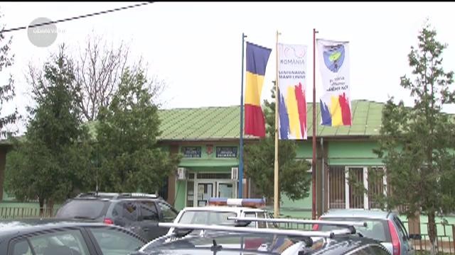 Primarul unei localităţi din Prahova care a devenit celebru pentru că ţinea &icirc;n birou un tablou cu Nicolae Ceauşescu este protagonistul unui nou scandal