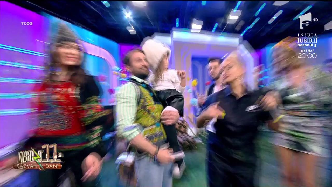 Anda Adam - "Mă &icirc;nnebuneşte"