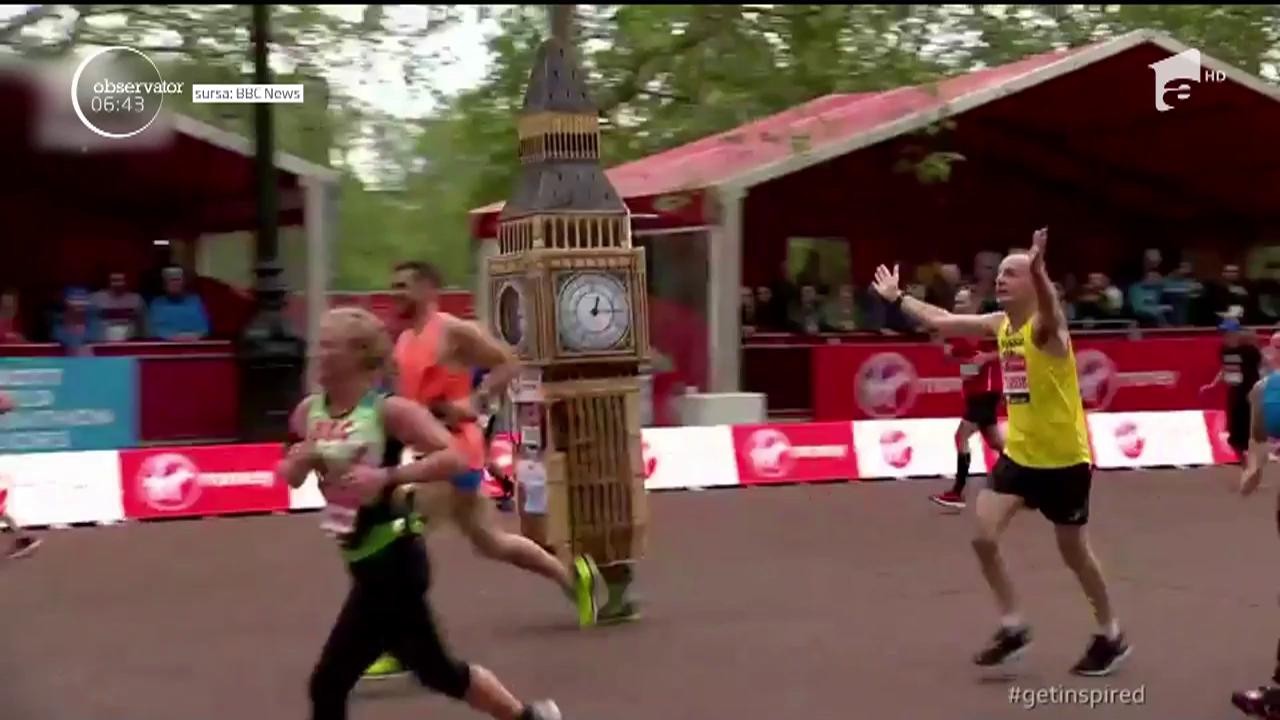 Un bărbat care a alergat cu brio toţi cei 42 de km ai competiţiei, &icirc;mbrăcat &icirc;ntr-un costum reprezent&acirc;nd ceasul Big Ben, a &icirc;nt&acirc;mpinat cele mai mari dificultăţi tocmai la final
