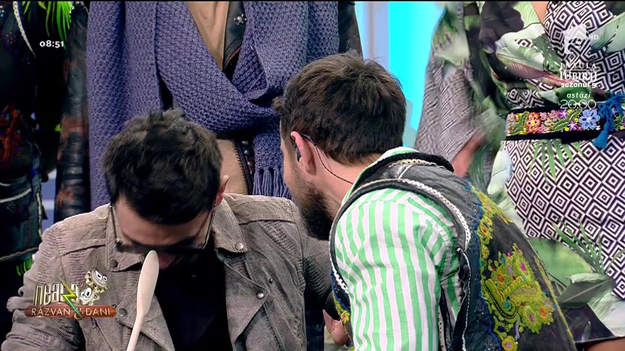 Un nou joc la Neatza cu Răzvan şi Dani! Şi-au făcut cucuie &icirc;n cap cu lingura de lemn!