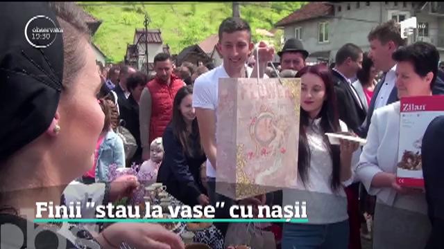 &Icirc;n a doua zi de Paşte, &icirc;ntr-o comună din Alba se stă la vase. Este un obicei vechi care &icirc;i apropie pe fini de naşi