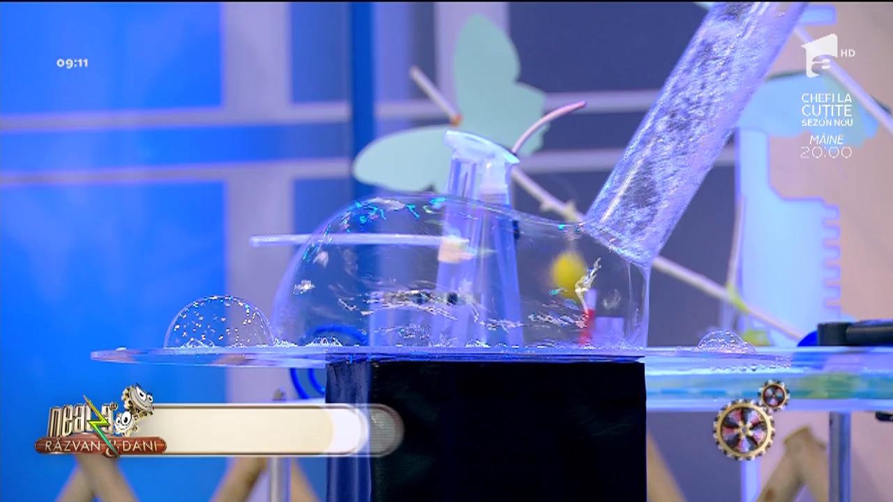 Magic Bubble Show by Claudia Stroe! Spectacol cu baloane de săpun &icirc;n platoul de la Neatza cu Răzvan şi Dani!