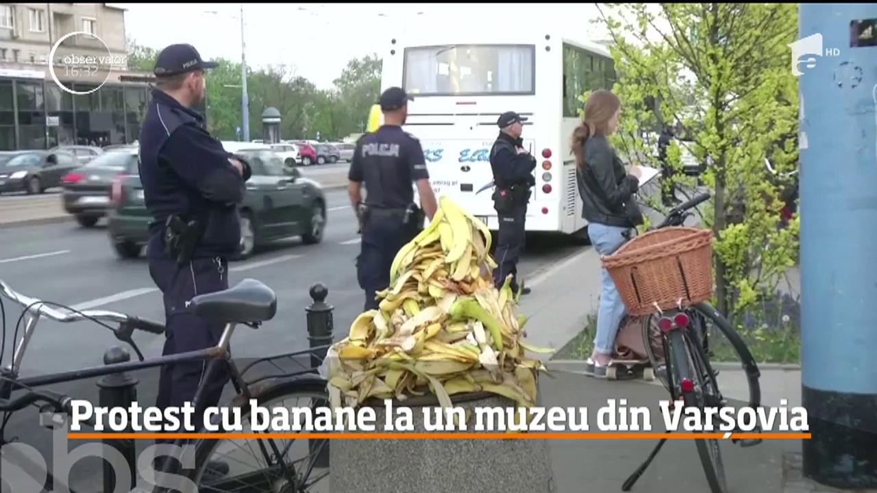 Protest cu banane &icirc;n faţa Muzeului Naţional de Artă din capitala Poloniei