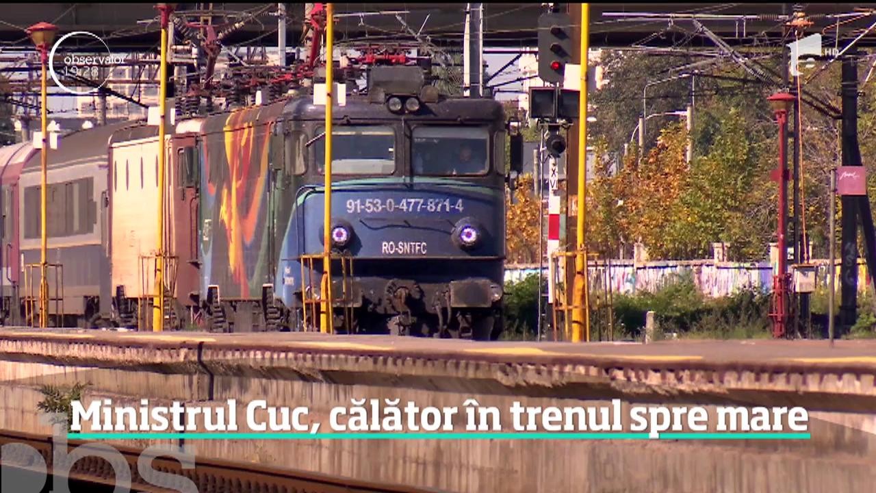 Răzvan Cuc, călător &icirc;n trenul spre mare. La cobor&acirc;re, uşa pe care trebuia să iasă Ministrul Transporturilor s-a blocat!