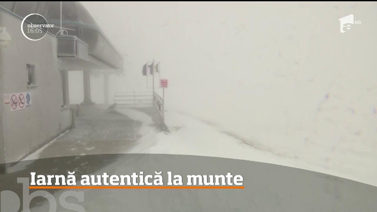 La cota 2000 a venit Crăciunul. Ninge şi viscoleşte puternic de ore &icirc;n şir! Drumarii au scos din nou utilajele de deszăpezire pe şosea