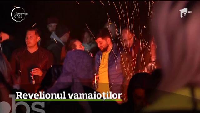 Plaja din Vamă a fost plină, mii de petrecăreţi au venit să sărbătorească revelionul vamaioţilor