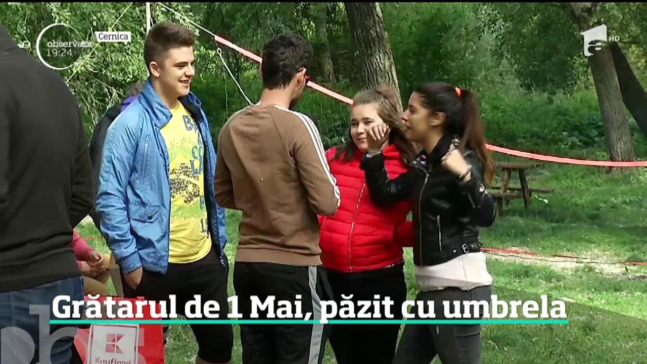 Micul de 1 Mai a stat sub semnul vremii rele. Rom&acirc;nii au păzit grătarul cu umbrela şi tot nu au abandonat petrecerile
