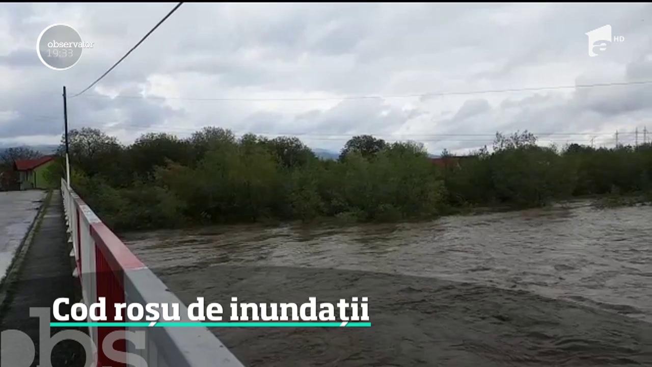 Cod roşu de inundaţii &icirc;n două judeţe din vestul ţării. Zeci de familii sunt ameninţate de afluenţii r&acirc;ului Timiş şi Bistra