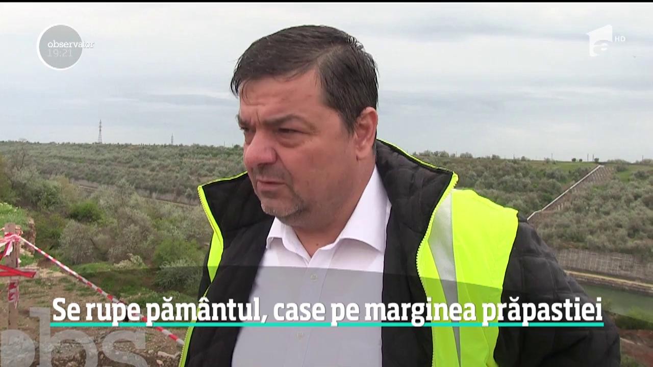 Localnicii, dintr-o localitate din Constanţa, se tem că un mal &icirc;ntreg pe care se află zeci de case se va prăbuşi &icirc;n Canalul Dunăre-Marea Neagră