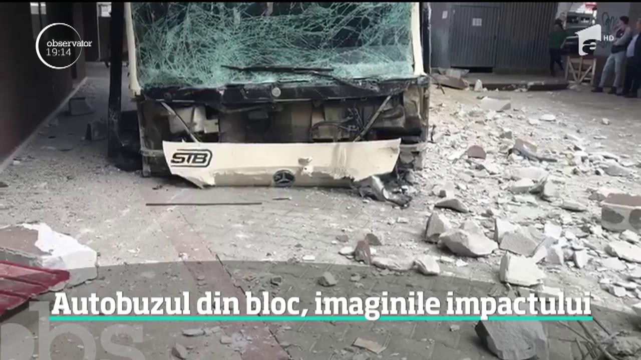 Imagini şocante cu autobuzul care a lovit mai multe maşini şi s-a oprit &icirc;ntr-un bloc din sectorul şase al Capitalei