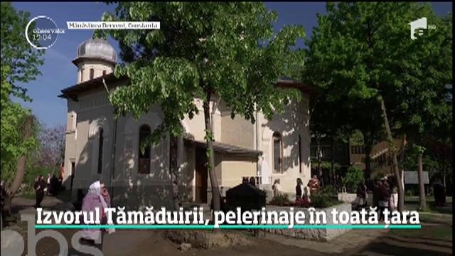 Credincioşii au uitat de cele sfinte şi s-au călcat &icirc;n picioare pentru agheasmă