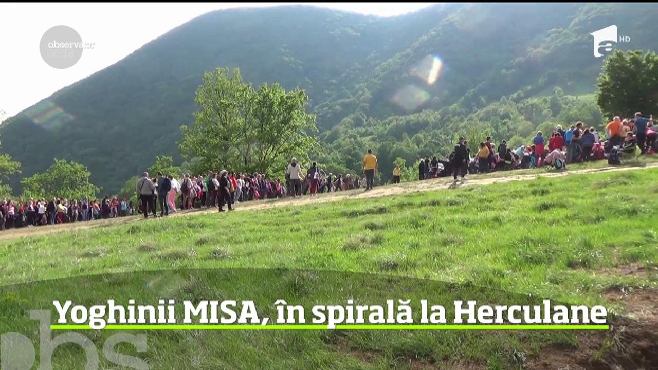 Mii de yoghini din peste 30 de ţări au venit &icirc;n tabăra anuală MISA
