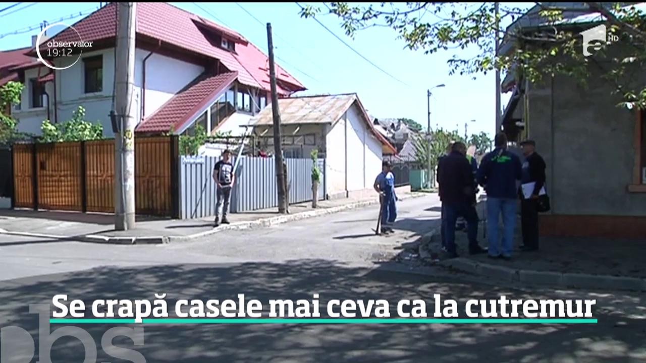 Zece familii din Galaţi se tem să mai stea &icirc;n propriile case. Locuinţele li se descompun &icirc;n bucăţi