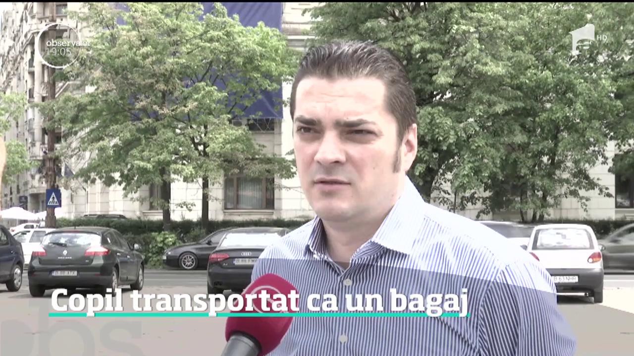 Un copil de doar c&acirc;ţiva ani a fost filmat &icirc;n trafic &icirc;n timp ce era transportat, deasupra portbagajului