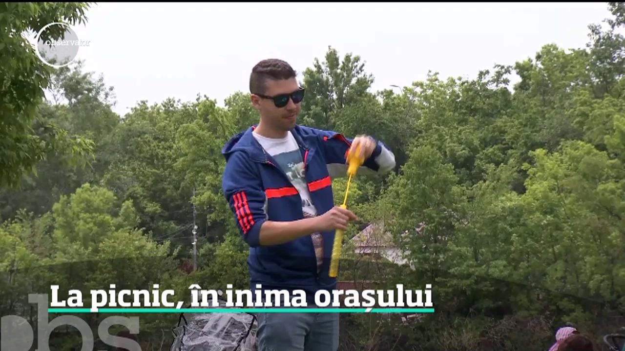 Sute de bucureşteni aleg să-şi petreacă timpul liber la un picnic urban, &icirc;ntr-o grădină din oraş