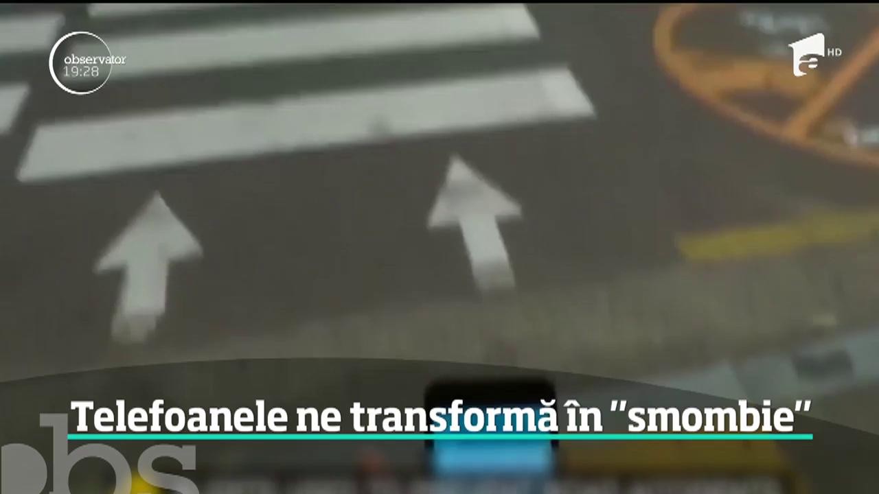 "smombie", oamenii care umblă pe stradă cu ochii &icirc;n telefonul mobil