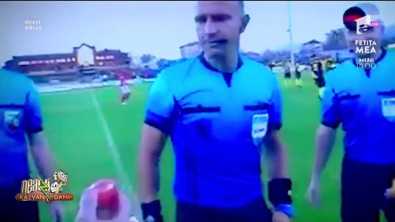 Smiley News. Meciul de fotbal care a &icirc;nceput cu o &icirc;ntrecere &icirc;n spart ouă și copilul care a greșit direcția de alergare