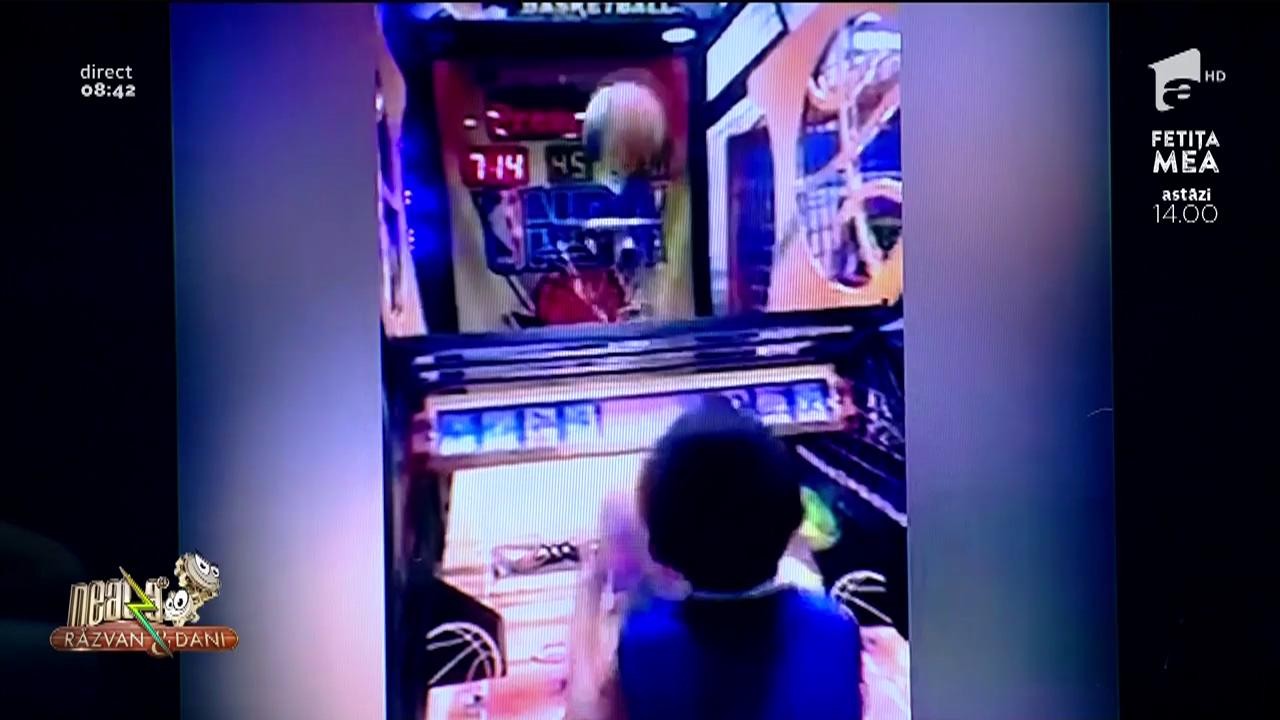 Smiley News. Copil campion la jocuri mecanice și c&acirc;inele care trece doar la culoarea verde a semaforului