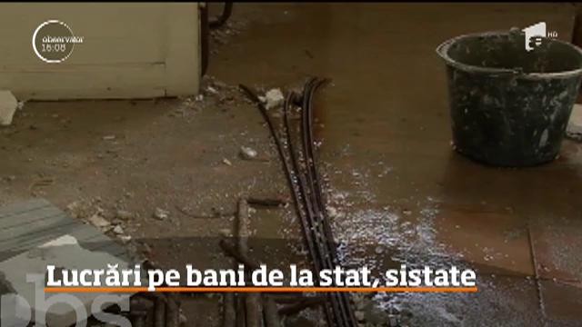 &Icirc;n Gorj, oamenii bolnavi sunt consultaţi &icirc;ntr-o clădire fără acoperiş, cu apă infiltrată &icirc;n pereţi
