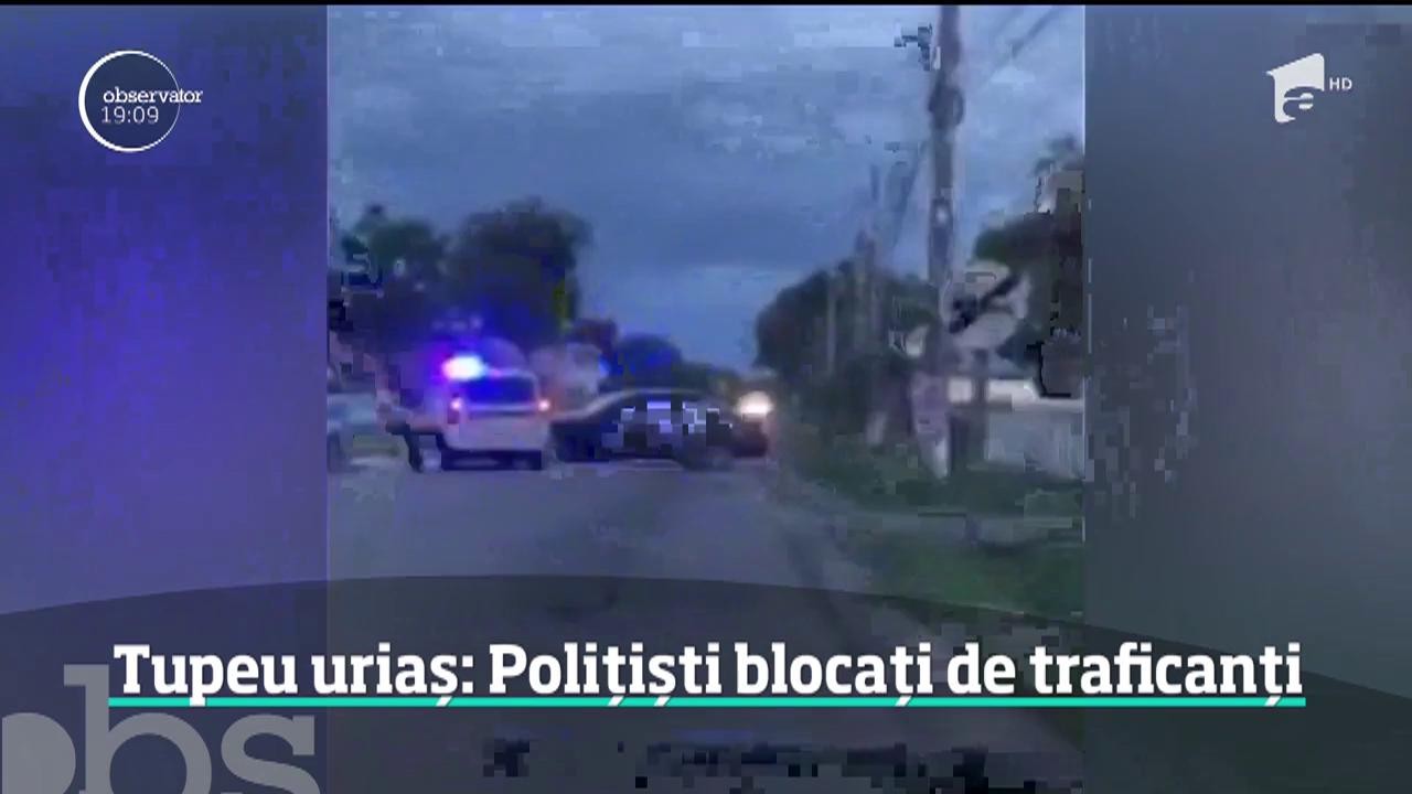 Tupeu uriaș: Polițiști blocați de traficanți &icirc;n trafic
