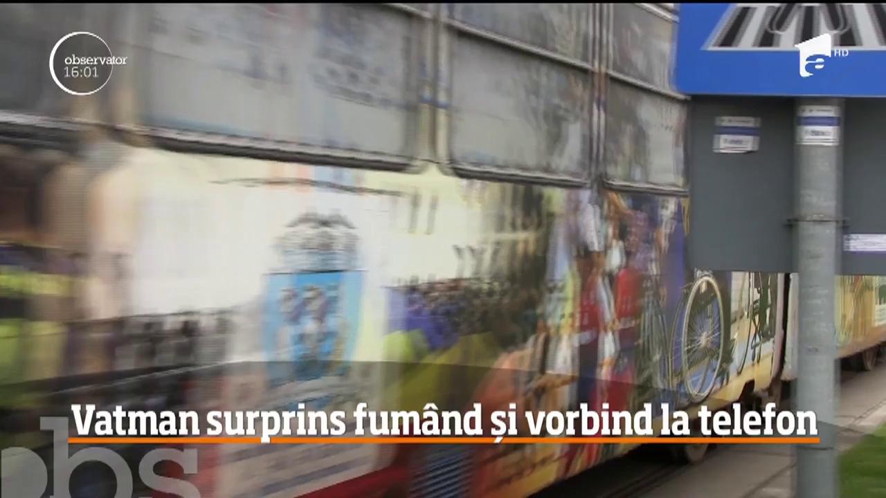 Imagini revoltătoare au fost suprinse &icirc;ntr-un tramvai din Craiova! O vatmaniţă fuma şi vorbea la telefon &icirc;n timp ce conducea mijlocul de transport