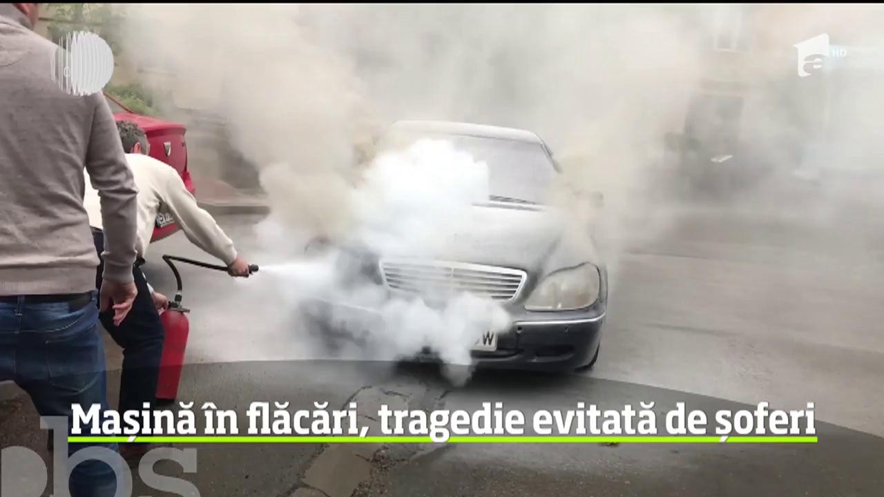 Misiune de salvare pentru mai mulţi şoferi din Suceava după ce o maşină a luat foc &icirc;n mers
