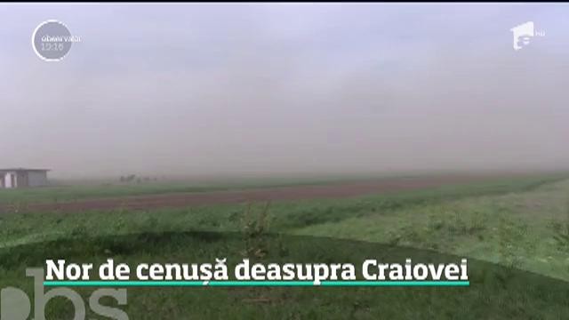 Nor de cenușă deasupra Craiova. Casele au fost &icirc;nghiţite de valul toxic, iar oamenii au purtat măşti pentru a se proteja