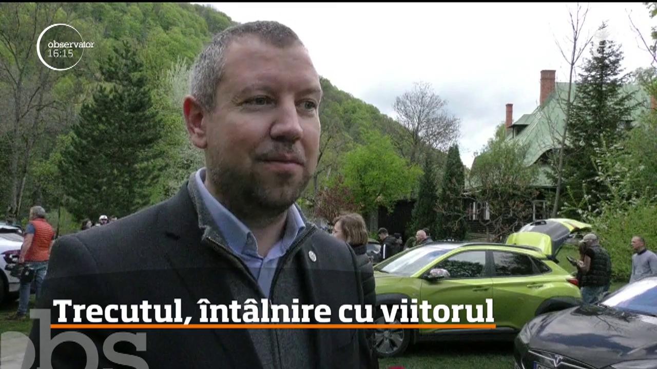 Ultimele generaţii de maşini electrice, expuse &icirc;n curtea Castelului Bran
