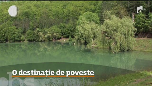 Destinație de poveste, în România! Lacul Vida, cu apa ca smaraldul, este faimos pentru „pâlnia” din mijlocul lui