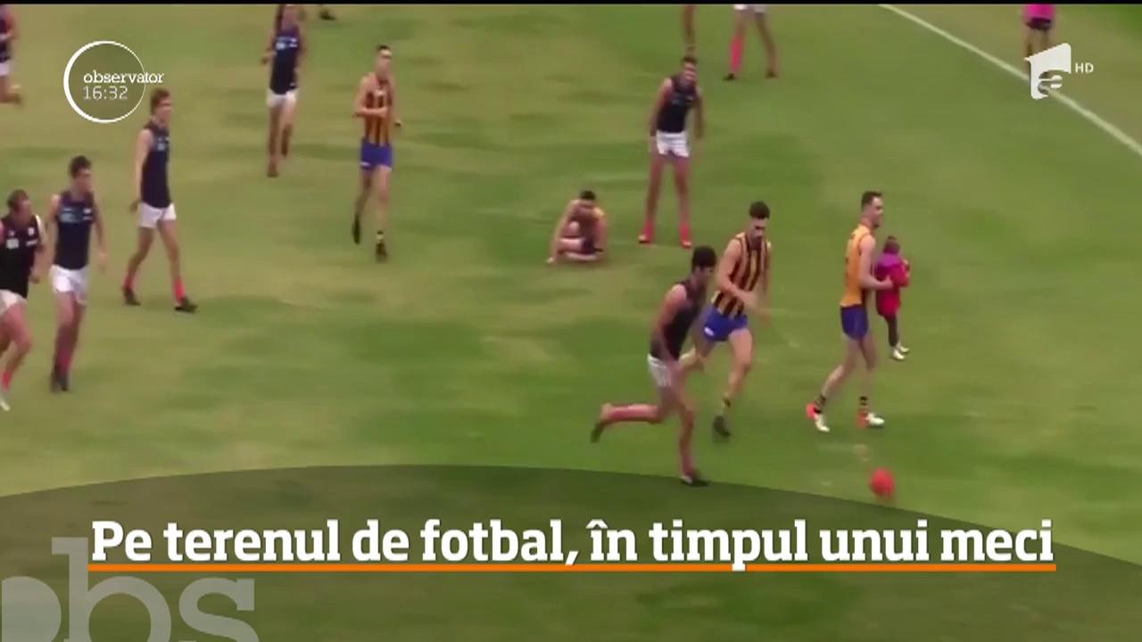O fetiță de doi ani s-a strecurat printre jucători şi a intrat pe teren. Ce a făcut un sportiv