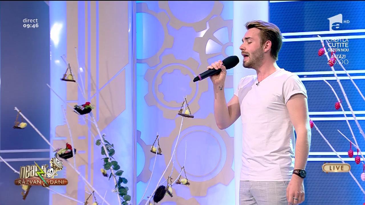Olivier Kaye c&acirc;ntă, LIVE, melodia Qui Suis-Je