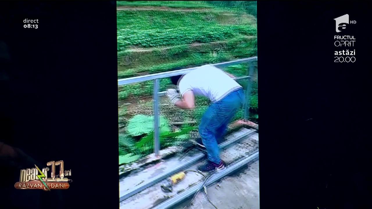 Smiley News. &Icirc;n timp ce suda, un cetățean chinez și-a prin g&acirc;tul &icirc;ntre două bare metalice