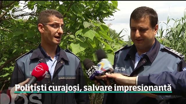 Doi polițisti s-au aruncat &icirc;ntr-un lac pentru a salva viaţa unei femei de 70 de ani