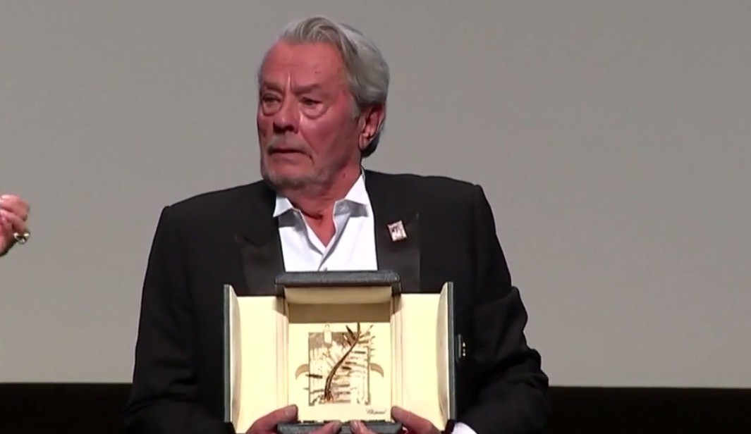 Legendarul actor francez Alain Delon a fost omagiat, la Festivalul de la Cannes, cu un premiu special Palme d'Or pentru &icirc;ntreaga sa carieră