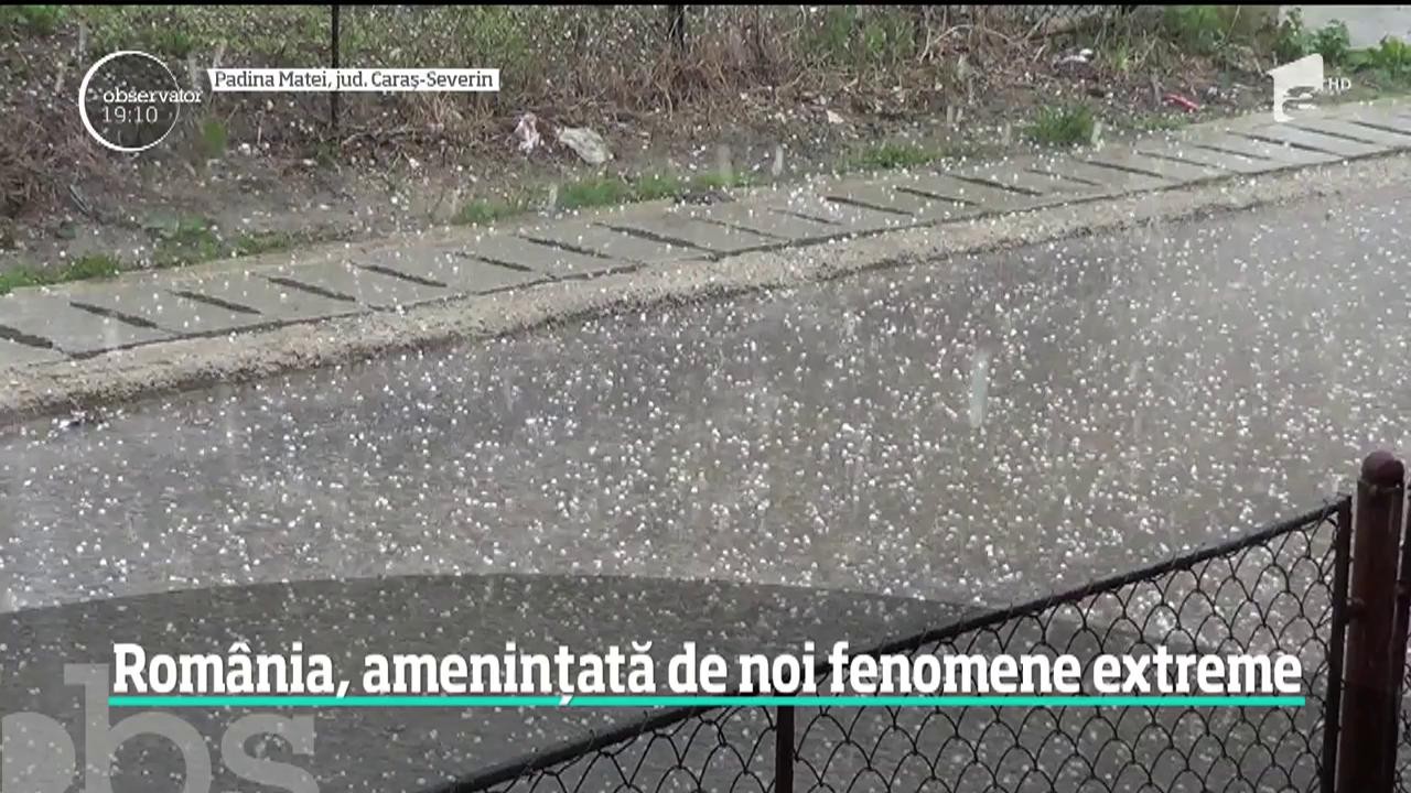Cod galben de ploi, grindină şi vijelii! Furtunile au făcut prăpăd &icirc;n Vest şi se extind acum spre restul ţării. &Icirc;n Timişoara, clienţii unei terase au scăpat ca prin minune după ce un acoperiş a căzut pe masa lor