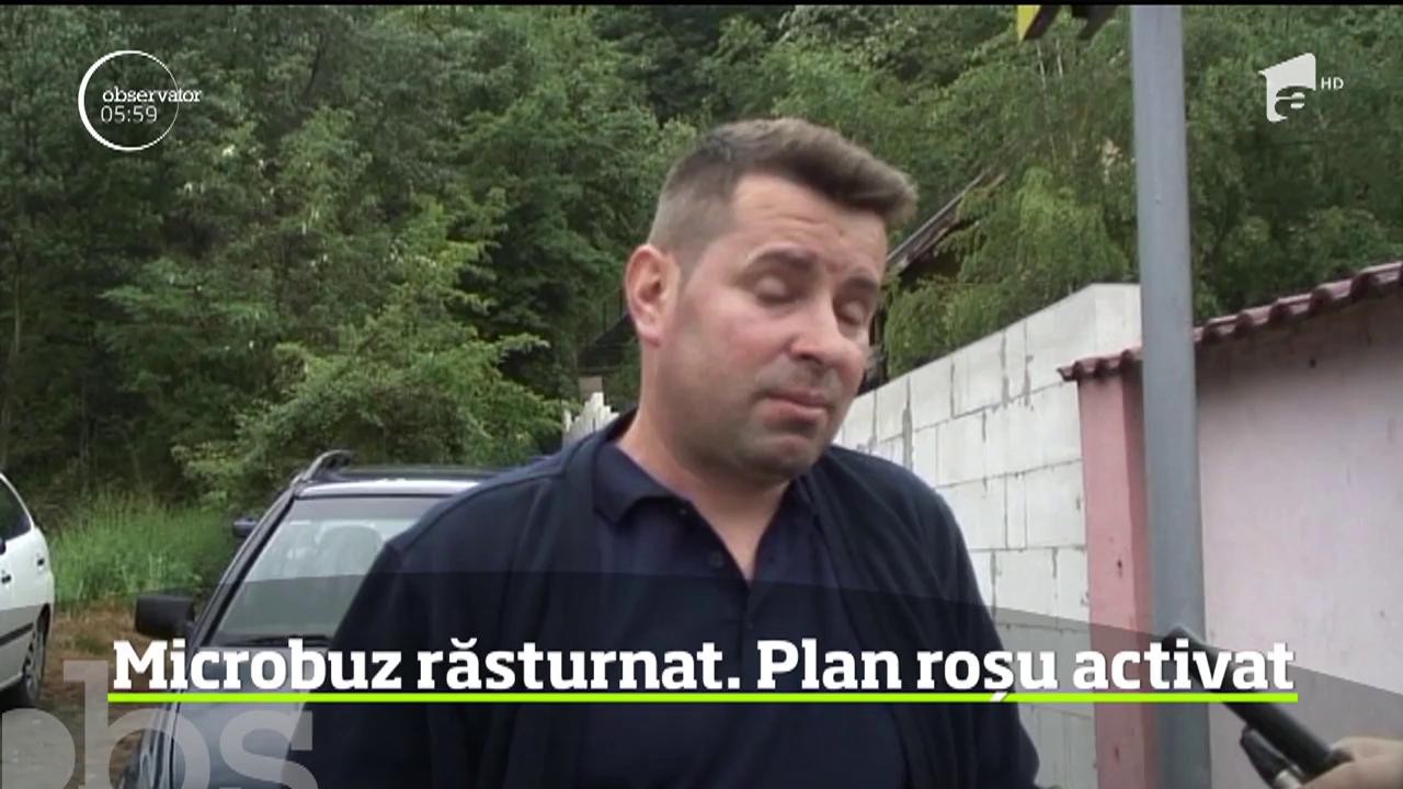 Un microbuz plin cu pasageri din V&acirc;lcea s-a răsturnat