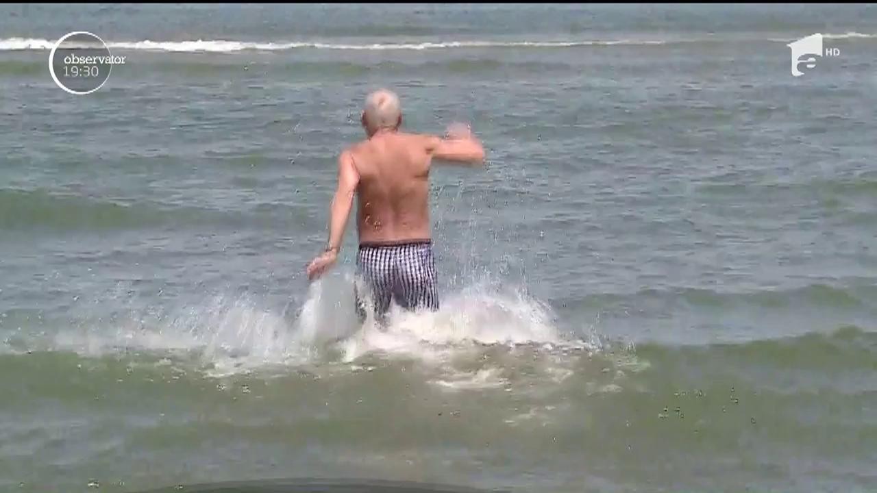 Distracție ca &icirc;n plină vară pe litoral. Vremea frumoasă a adus şi turişti şi localnici pe plajă