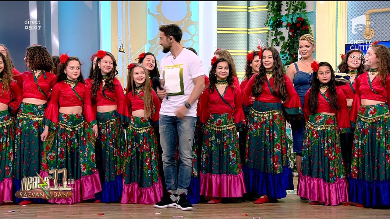 Neatza cu Răzvan și Dani. De ce nu sunt și băieți &icirc;n trupa de dans mini Vogue: E mai bine fără ei!