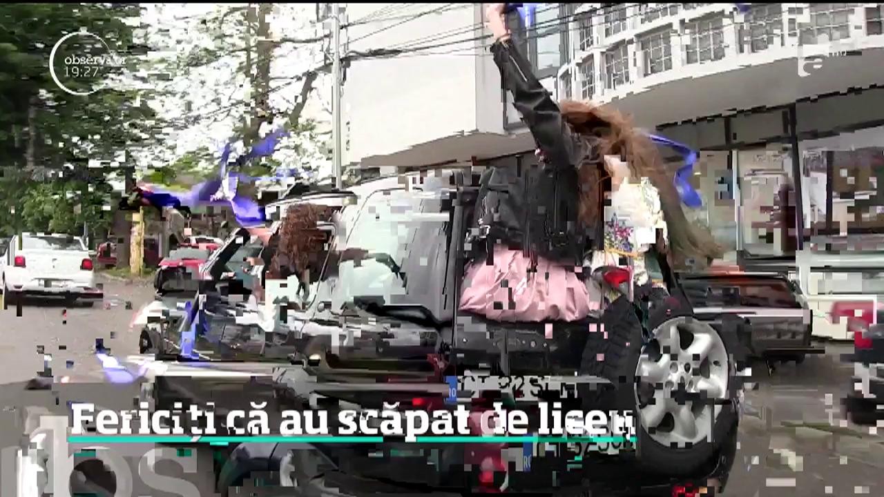 Anii de liceu se &icirc;ncheie cu o explozie de bucurie! Absolvenţii claselor a 12-a s-au prins &icirc;n hore, au c&acirc;ntat şi au defilat &icirc;n maşini decapotabile