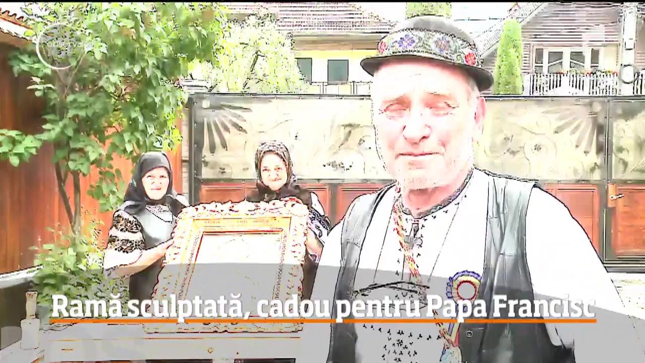 Un meşteşugar dintr-o comună mureşeană a sculptat o ramă de tablou pentru Papa Francisc