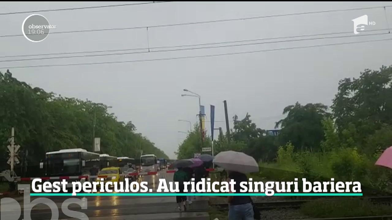 Ploaia a provocat haos &icirc;n Capitală!  Bariera de pe şoseaua Petricani s-a blocat, iar şoferii au ridicat-o cu m&acirc;na să poată trece